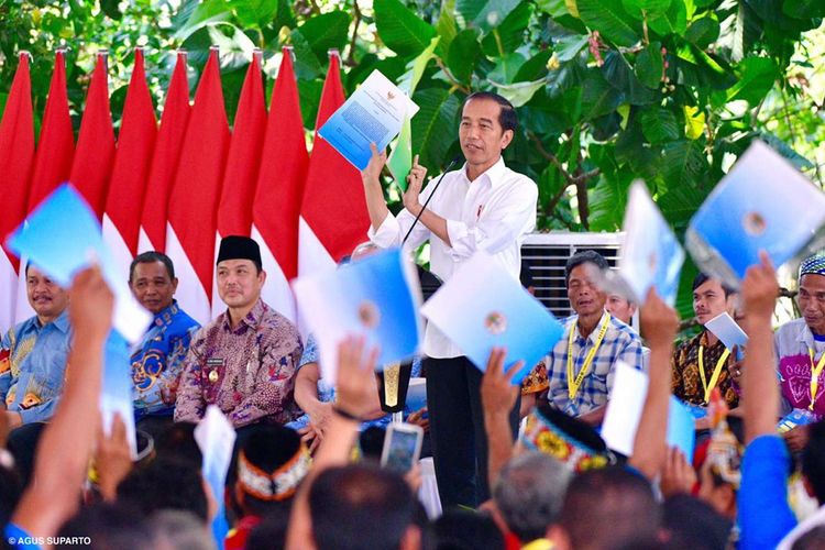 Presiden Joko Widodo menyerahkan surat keputusan (SK) redistribusi tanah obyek reforma agraria (TORA) hutan dan sertifikat hak atas lahan, di Pontianak, Kalimantan Barat, Kamis (5/9/2019).
