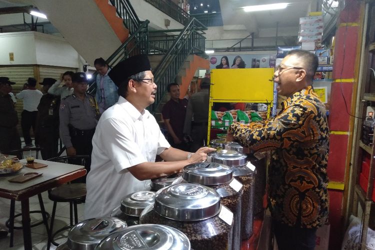 Wali Kota Jakarta Selatan, Marullah Matali Tinjau Harga Sembako Sebelum Puasa di Pasar Santa, Kebayoran Baru, Jakarta Selatan. Jumat (3/5/2019)