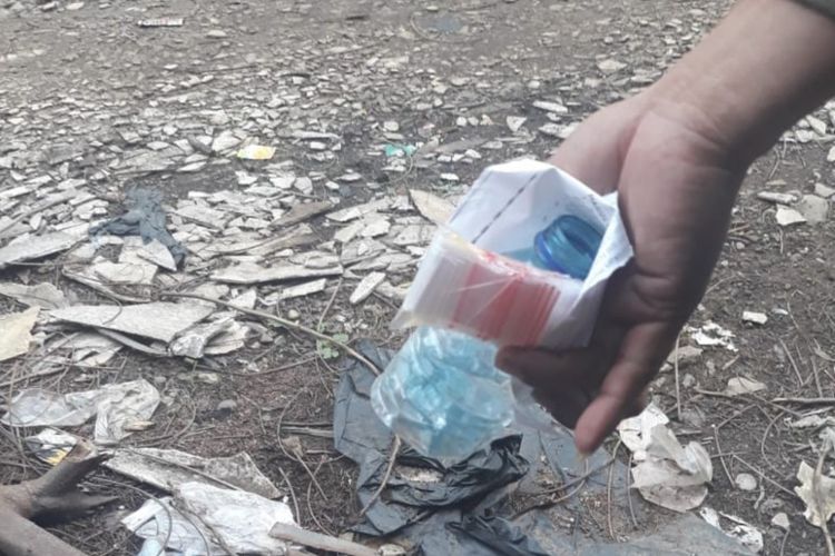 Petugas Satpol PP menunjukkan paket sabu-sabu yang ditemukan di kolong tol kawasan Sungai Bambu, Jakarta Utara, Rabu (20/2/2019).
