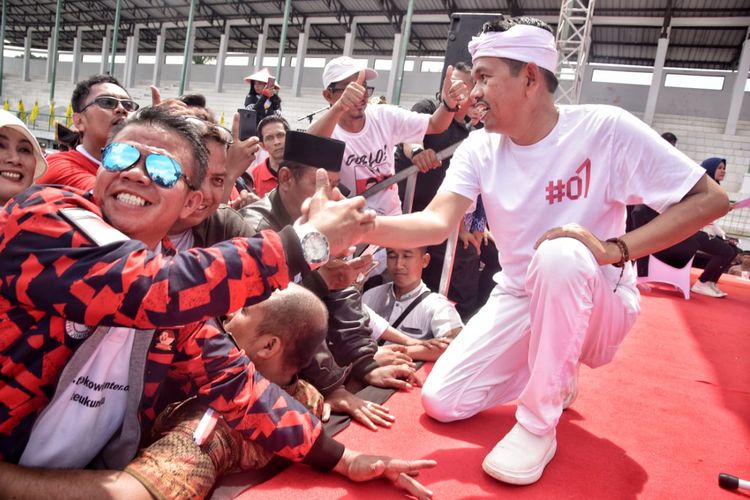 Ketua TKD Jabar Dedi Mulyadi diserbu pendukung Jokowi di Karawang, Jawa Barat, Selasa (9/4/2018).