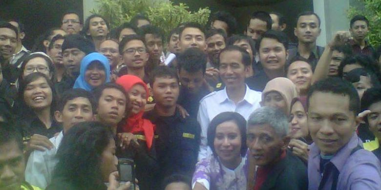 Jokowi saat berfoto dengan anggota Mapala Silvagama seusai acara reuni emas Fakultas Kehutanan UGM.