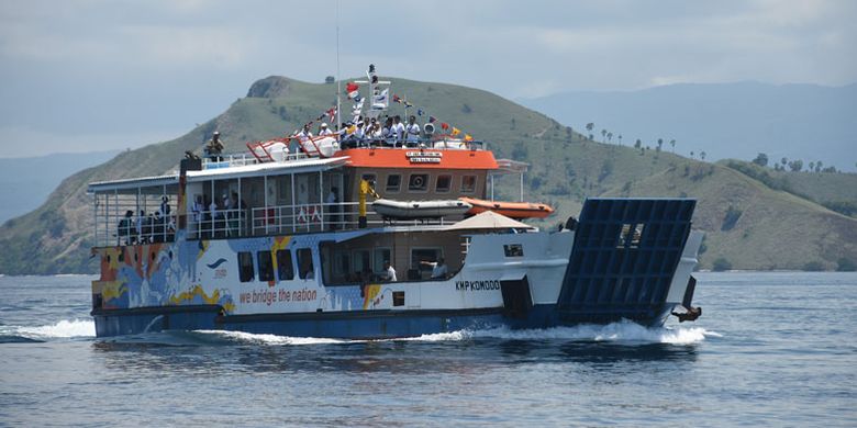 KMP Komodo berlayar menuju Pulau Rinca saat peluncurannya di perairan Labuan Bajo, Nusa Tenggara Timur, Jumat (7/12/2018). Kapal wisata berkapasitas 80 orang dengan kecepatan 9 knot tersebut sebagai alternatif moda transportasi laut bagi masyarakat Labuan Bajo maupun wisatawan menuju Pulau Komodo, yang menjadi salah satu destinasi favorit wisatawan domestik maupun mancanegara.