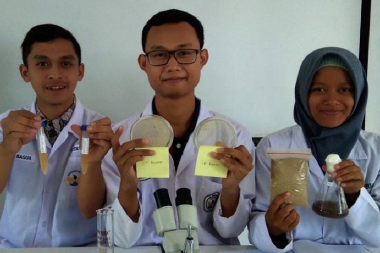 Sekelompok mahasiswa dari Universitas Tidar Magelang yang bernama Tim Program Kreatifitas Mahasiswa Penelitian Eksakta (PKM-PE) yang meneliti limbah kulit kacang tanah.