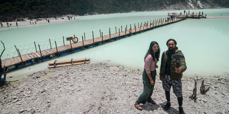 Wisatawan mancanegara berswafoto di Wisata Alam Kawah Putih, Ciwidey, Kabupaten Bandung, Jawa Barat, Rabu (12/2/2019). Kementerian Pariwisata (Kemenpar) menargetkan sebanyak 20 juta kunjungan wisatawan mancanegara ke Indonesia pada 2019.