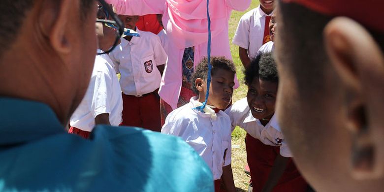 Anak-anak SD di Distrik Anggi, Kabupaten Pegunungan Arfak, Papua Barat mengikuti lomba 17 Agustus di Lapangan Anggi setelah upacara pengibaran bendera merah putih, Jumat (17/8/2018) siang. Lomba 17 Agustus di Lapangan Anggi merupakan bagian dari kegiatan Bhakti Papua Ekspedisi Bumi Cenderawasih Mapala UI.