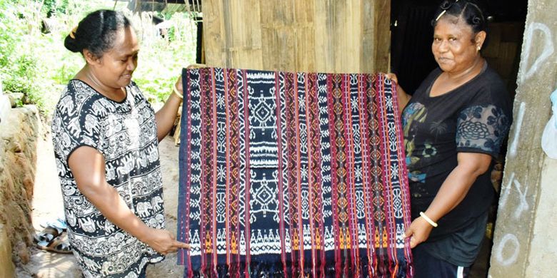 Rosia Retnada Mianti (kanan) dan Luis Florida Nona Ate memegang selembar kain tenun Tana Ai yang sudah jadi di Desa Nangatobong, Kecamatan Waiblama, Kabupaten Sikka, NTT, Kamis (28/3/2019).