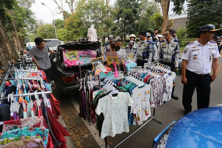 Petigas Dinas Perhubungan Kota Bandung saat menertibkan mobil toko di Jalan Diponegoro, Kamis (7/6/2018) lalu. 