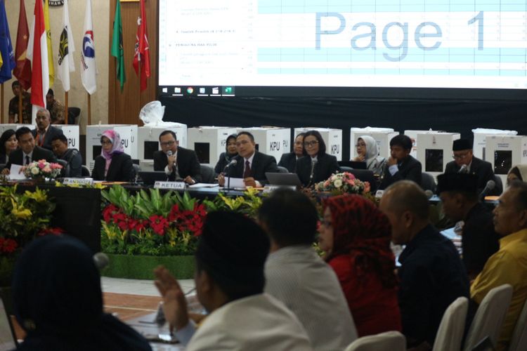 Komisi Pemilihan Umum (KPU) Provinsi Jawa Barat resmi melakukan rapat pleno rekapitulasi penghitungan suara Pileg dan Pilpres 2019 di Kantor KPU Jabar, Jalan Garut, Kota Bandung, Rabu (8/5/2019).