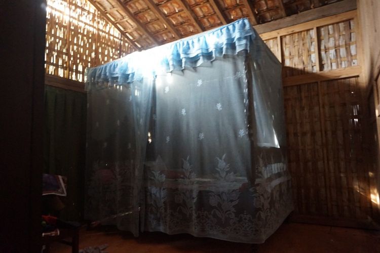 Tempat tidur di dalam rumah adat Using yang kuno dan menggunakan kelambu.