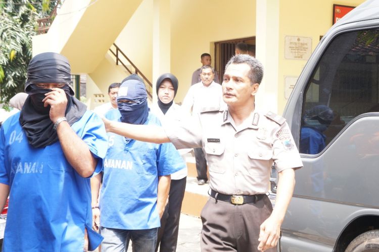 Polisi menunjukkan beberapa tersangka kasus tarian erotis di Pantai Kartini, Jepara, di Mapolres Jepara?.