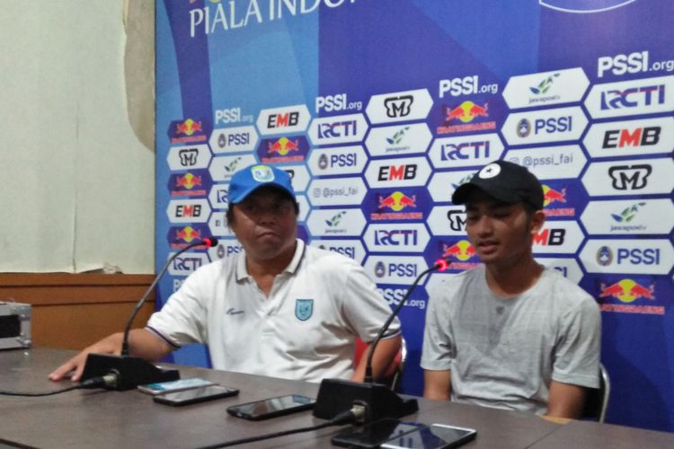 Muhammad Hambali Tolib (kanan) dan asisten pelatih Persela Lamongan, Danur Dara.