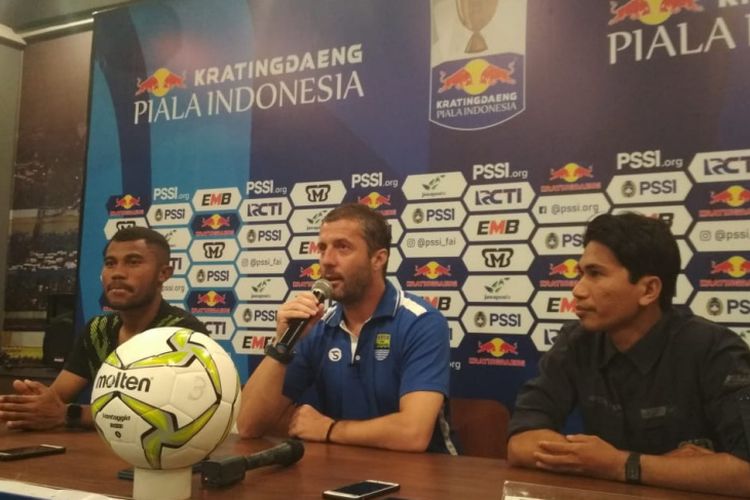 Pelatih Persib Miljan Radovic saat hadir dalam sesi konferensi pers jelang laga kontra Arema FC di Graha Persib Jalan Sulanjana, Minggu (17/2/2019).