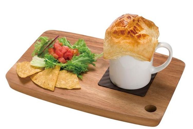 “Sea Cloud Pie Soup” (850 yen) yang berisi nemagaridake (sejenis rumput bambu) yang merupakan produk khas setempat
