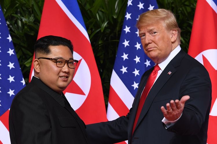 Presiden AS Donald Trump (kanan) saat bertemu dengan Pemimpin Korea Utara Kim Jong Un di Singapura, 12 Juni 2018 lalu.