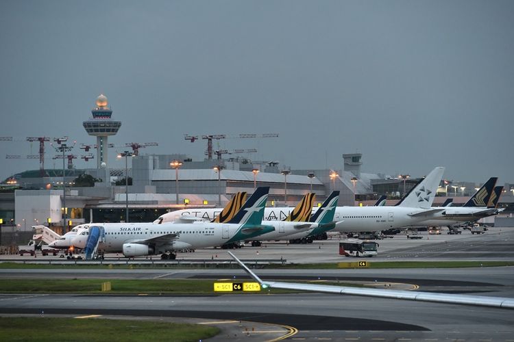 Sejumlah pesawat terparkir di landasan Bandara Internasional Changi Singapura.