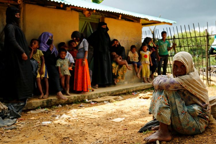 Pengungsi baru Rohingya duduk dekat kamp pengungsi sementara Kutupalang, di Cox Bazar, Bangladesh, Selasa (29/8). 