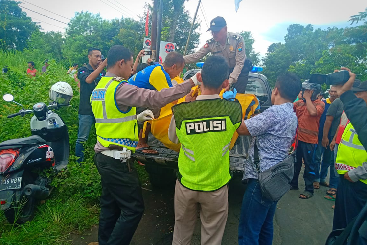 Petugas Polisi mengevakuasi jenazah korban tabrak lari di Desa Banjaranyar, Kecamatan Kras, Kabupaten Kediri, Jawa Timur, Kamis (21/3/2019).