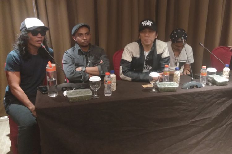 Band Slank berbicara dalam jumpa pers di Hotel Aston Kupang, Rabu (19/12/2018).
