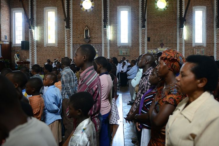 Jemaah berdoa di dalam gereja katholik Saint-Famille di Kigali. Foto diambil pada 6 April 2014.