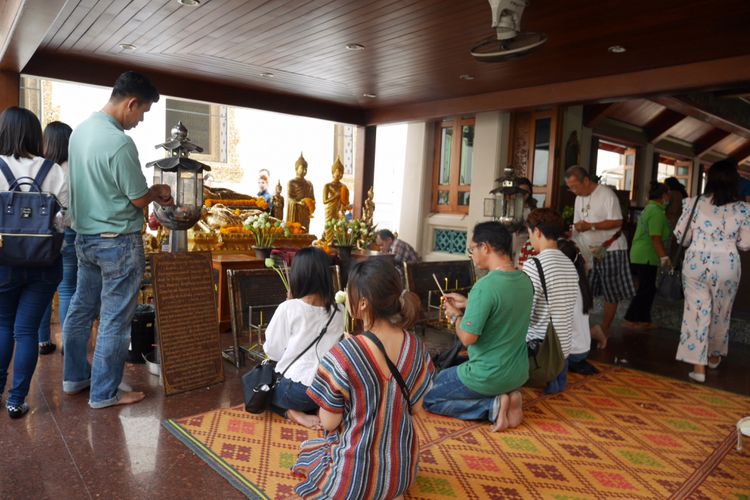 Berdoa di Wat Pho salah satu kuil ikonik di Bangkok, Thailand, Mingu (4/2/2018).