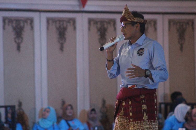Calon Wakil Presiden (Cawapres)Sandiaga Salahudin Uno ketika melakukan orasi kampanye di Palembang Sumatera Selatan, Jumat (12/4/2019).