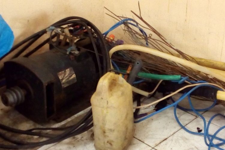 Polisi amankan barang bukti berupa dinamo 3.000 watt, jerigen dan alat tangkap ikan yang digunakan warga mencari ikan di sungai secara ilegal, Jumat (02/11/2018) 