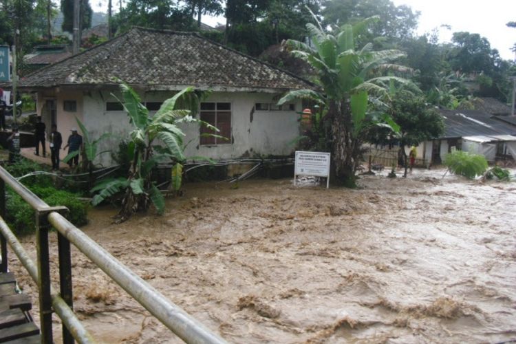 Sungai Cidadap di Kecamatan Gununghalu, Kabupaten Bandung Barat, pada Kamis (22/2/2017) sore menyebabkan ratusan rumah warga terendam. 