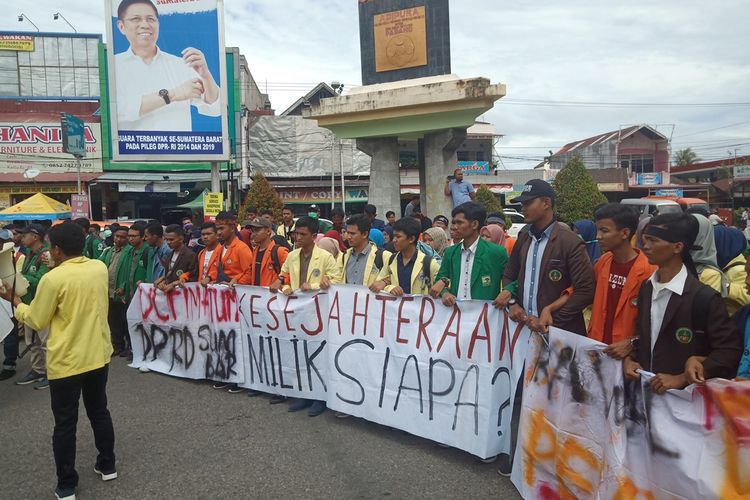 Seratusan mahasiswa dari BEM SB melakukan aksi demo pada pelantikan anggota DPRD Sumbar, Rabu (28/8/2019)