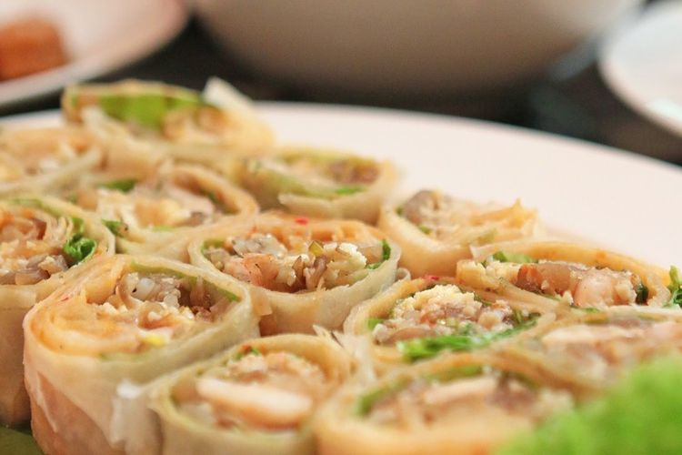 Popiah Singapura, di Indonesia dikenal dengan lumpia.