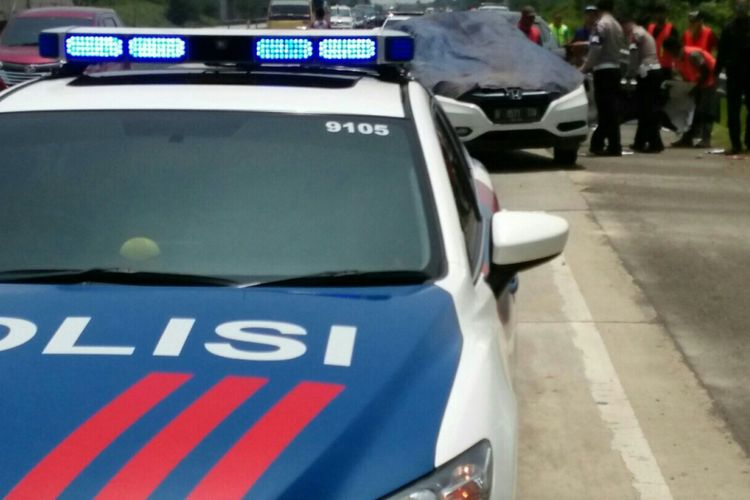 Polisi PJR Polda Jabar tengah menangani tabrakan beruntun yang melibatkan rombongan kendaraan mewah di Tol Cipali KM 88+200 jalur A jurusan Cikopo-Palimanan, Kampung Cibeunying, Desa Wantilan, Kecamatan Cipeundeuy, Kabupaten Subang, Jumat (9/3/2018).