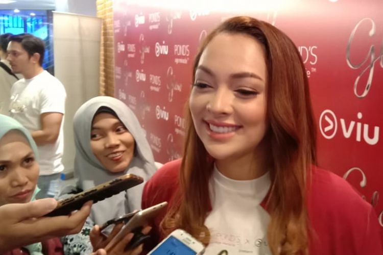 Reisa Broto Asmoro menghadiri peluncuran tayangan seri Glow lewat layanan video Over The Top (OTT) Viu yang diselenggarakan di CGV fX Sudirman, Jakarta Selatan, Kamis (20/12/2018).