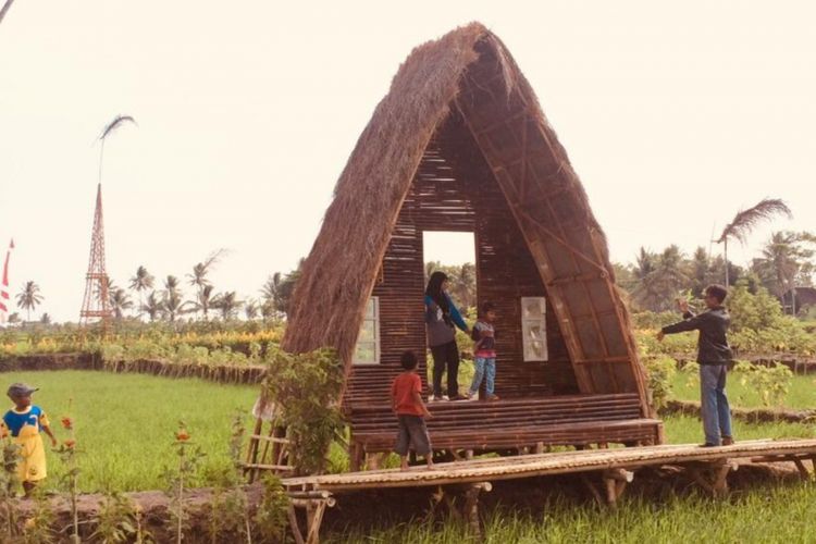 Wisatawan berfoto di Rumah Kayu yang dibangun warga di Bulak Widoro, Desa Gejahan, Kecamatan Ponjong, Kabupaten Gunungkidul, DI Yogyakarta, Jumat (2/11/2018).