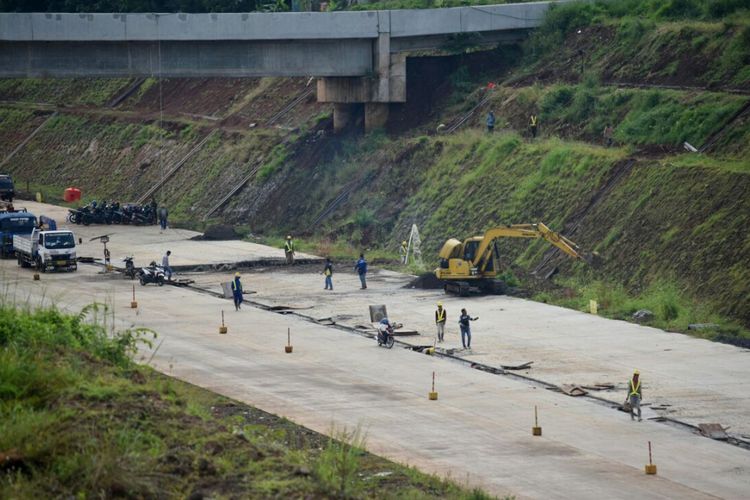 Pekerjaan konstruksi Tol Batang-Semarang.