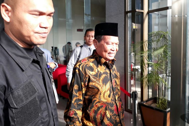 Wali Kota Mojokerto Masud Yunus usai menjalani pemeriksaan sebagai tersangka di kantor Komisi Pemberantasan Korupsi (KPK), Kuningan, Jakarta, Senin (4/12/2017).