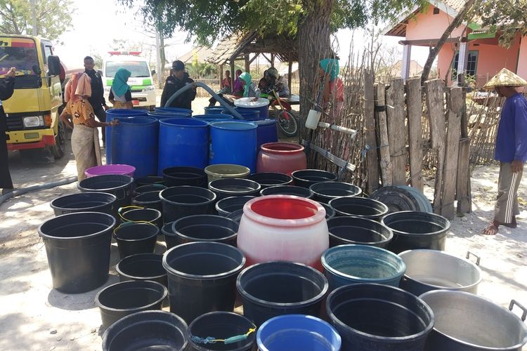 Proses pendistribusian air bersih oleh Masyarakat Relawan Indonesia di Desa Sekaroh, Lombok Timur
