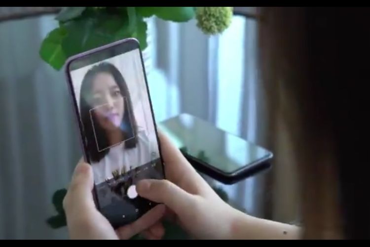 Tangkapan layar video Xiaomi yang memamerkan teknologi kamera bawah layar