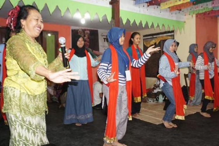 Maestro tari, Temu Misti (berbaju hijau) melatih pelajar menari Gandrung di kediamannya Desa Kemiren, Banyuwangi, Jawa Timur, 18-29 Juli 2016.