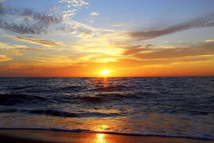 Detik-detik matahari terbenam di Pantai Marinbati, Jailolo, Kabupaten Halmahera Barat, Maluku Utara, Oktober 2016. Pesona senja itu paling diburu wisatawan yang berkunjung ke Jailolo, daerah yang kini gencar mengembangkan sektor pariwisata. 