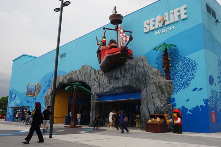 SEA LIFE Malaysia adalah destinasi wisata baru yang dibuka Jumat (28/6/2019) di LEGOLAND Malaysia Resort, Johor Bahru, Malaysia. Peluncuran gerbang ketiga dari taman hiburan di LEGOLAND ini untuk meningkatkan kunjungan wisatawan ke Johor Bahru. Aquarium bertema LEGO dengan dua lantai ini menjanjikan liburan yang menyenangkan bagi seluruh keluarga.