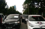 Mobil Taksi Online Diparkir di Jalan, Ruas Medan Merdeka Selatan Macet