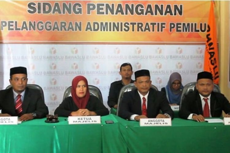 Komisioner Panwaslih Aceh Utara, menggelar sidang administrasi untuk dugaan pelanggaran Pemilu di sekretariat lembaga itu, Desa Lhoksukon, Kecamatan Lhoksukon, Aceh Utara, Rabu (13/2/2019)