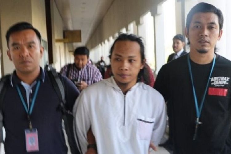 Mohd Al-Arsyi bin Mus Budiono (tengah) digiring di pengadilan tinggi Kuala Lumpur, Malaysia. 