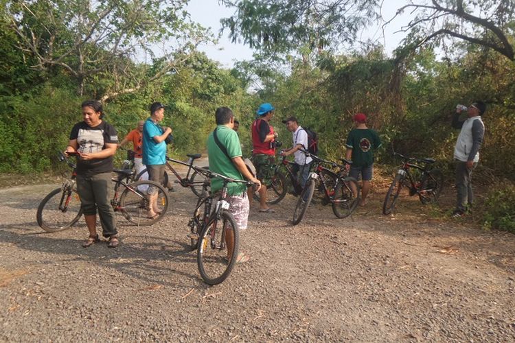 Para jurnalis cetak, televisi, dan internet menjajal langsung rute sepeda yang akan dipakai pada ajang Rhino X-Tri di Tanjung Lesung, Pandeglang, Banten, 22-24 September 2017.