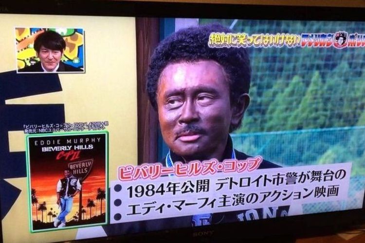 Acara yang ditayangkan pada malam Tahun Baru di Jepang menampilkan pelawak terkenal Hamada, dengan wajah berwarna hitam.  (BBC Indonesia)