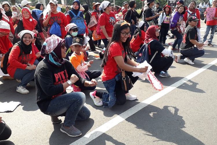 350 orang pekerja rumah tangga ikut meramaikan May Day di Jalan Medan Merdeka Selatan, Jakarta Pusat pada Selasa (1/5/2018).