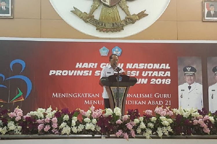 Asisten Pemerintahan dan Kesejahteraan Rakyat Edison Humiang membacakan sambutan tertulis Menteri Pendidikan Muhadjir Effendi pada peringatan Hari Guru Nasional 2018 di Auditorium Mapalus Kantor Gubernur, Rabu (5/12/2018).