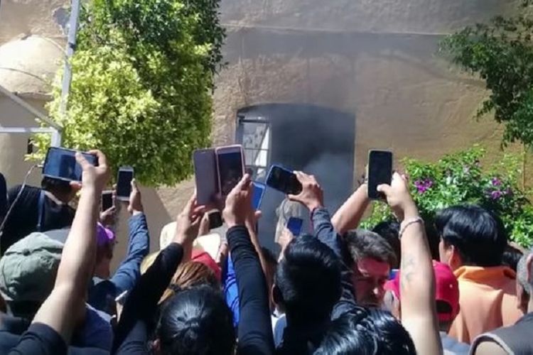 Ratusan warga yang mengamuk mengabadikan saat-saat mereka membakar hidup-hidup dua pria yang diduga sebagai penculik di depan kantor polisi Acatlan de Osorio, negara bagian Puebla, Meksiko.