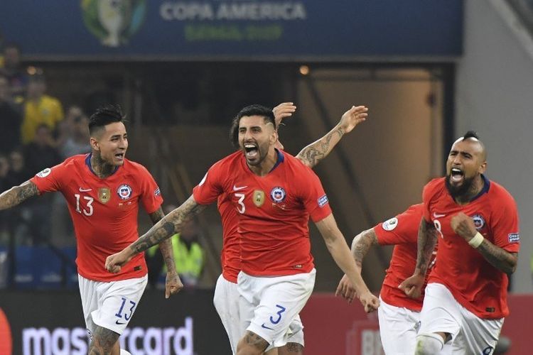 Arturo Vidal dkk merayakan kesuksesan Alexis Sanchez mengeksekusi penalti pada pertandingan Kolombia vs Cile dalam babak perempat final Copa America 2019 di Corinthians Arena, 28 Juni 2019. 