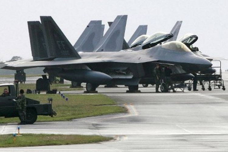 Jet tempur milik AS, F-22 Raptor, di Pangkalan Udara Kadena, Okinawa, Jepang. AS melarang serdadunya mengonsumsi alkohol dan meninggalkan barak