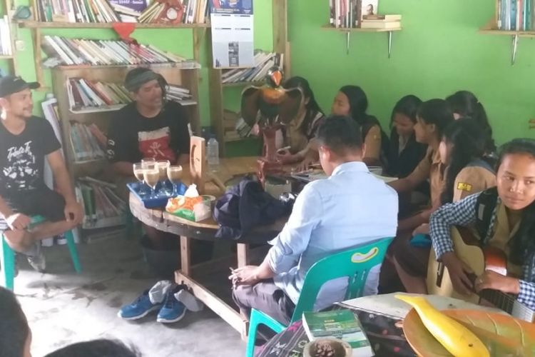 Togu Simorangkir berbagi cerita dengan para pelajar di perpustakaan  Balai Pustaka Forum Bangso Batak Indonesia (FBBI).